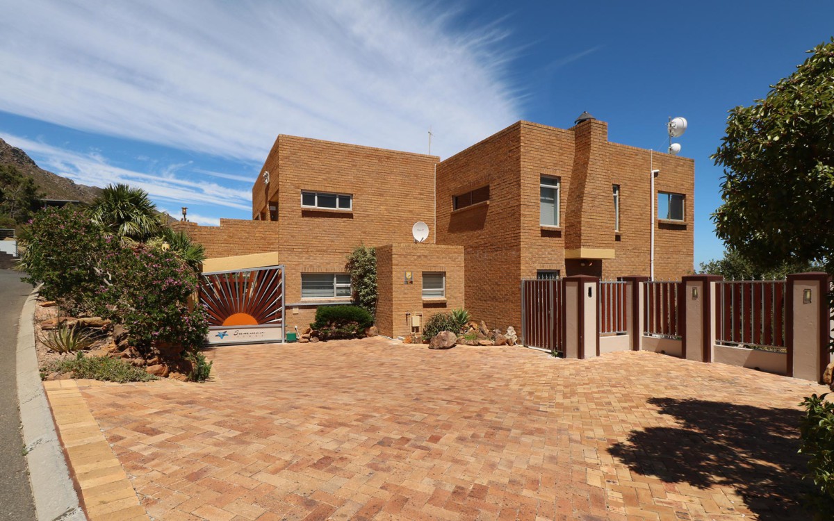 self-catering-accommodation-gordons-bay-st-house-garden-05